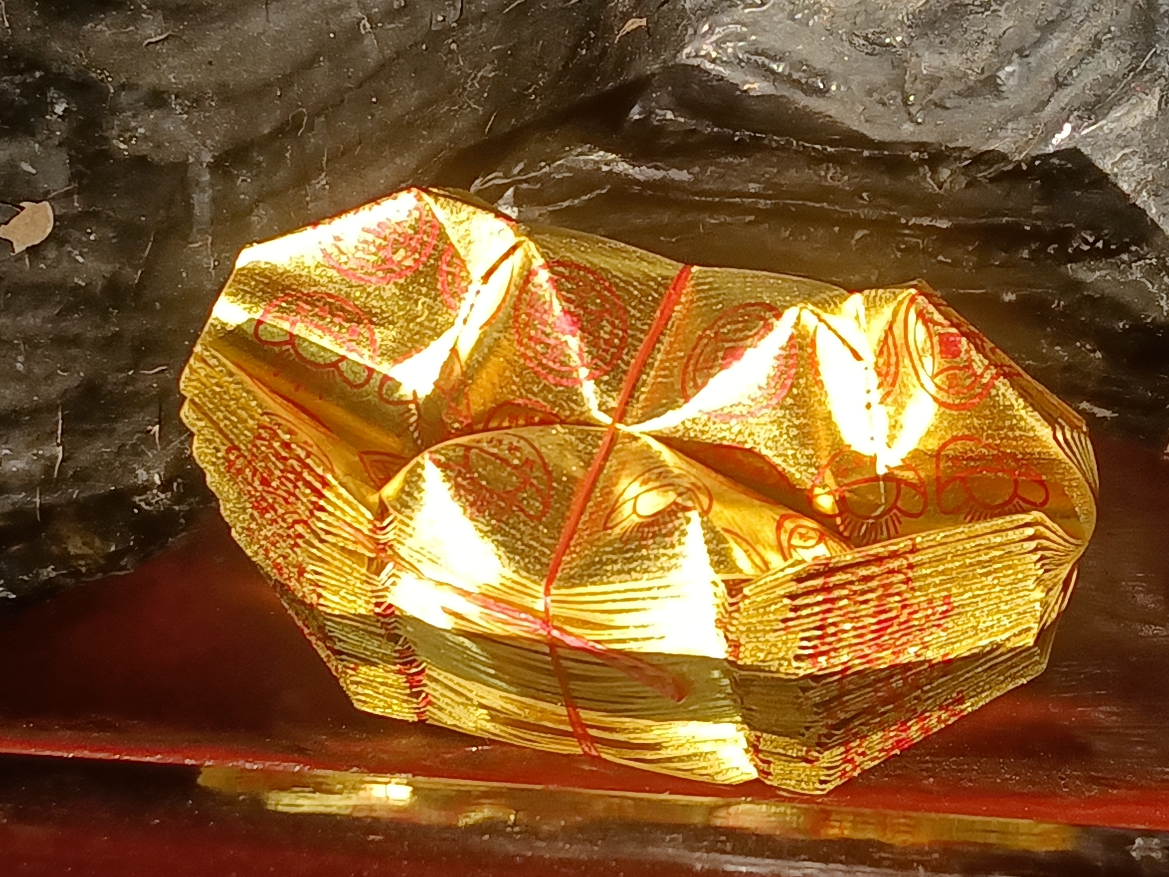 金色の紙を折って作られた元宝の文化参考写真